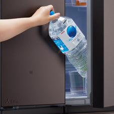 Tủ lạnh Mitsubishi MR-WXD70J dễ dàng lấy thực phẩm